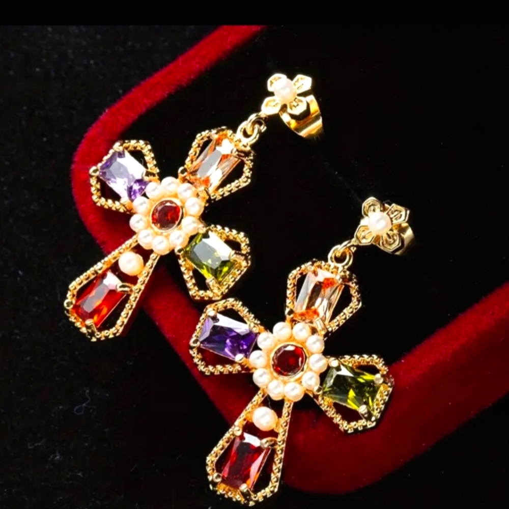 DAISY ANTIQUE VIBE CRYSTAL CROSS EARRINGS  NWOT